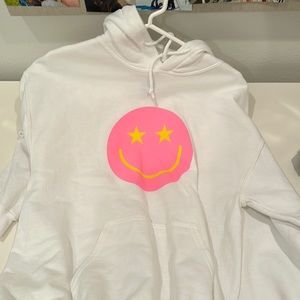 A very cute sweatshirt! Never worn! From an Instagram account!